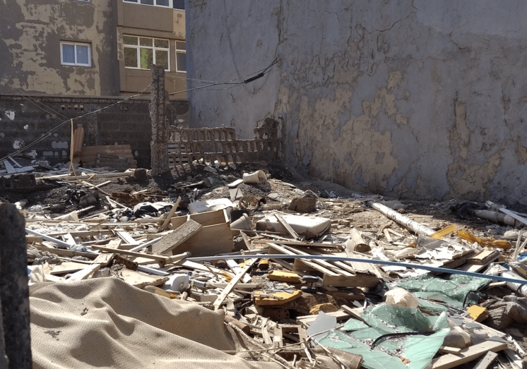 Imagen de un solar urbano repleto de basura y escombros / TA